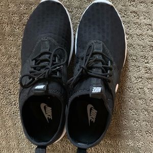 Women’s Nike shoes size 10-worn twice!